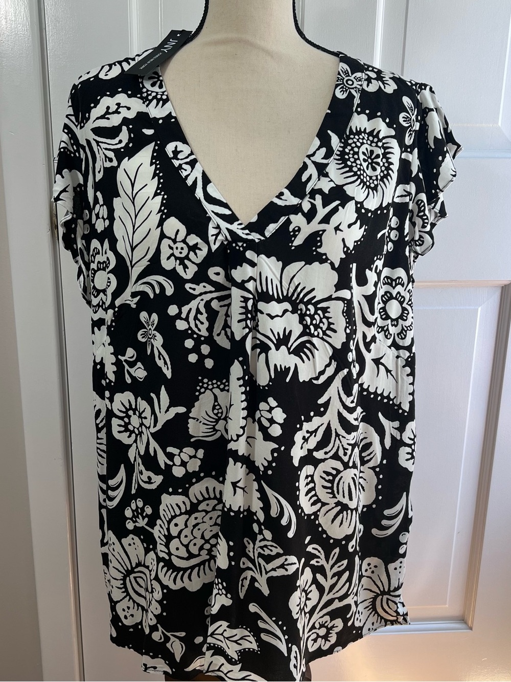 NEW Jones NY Black & White Floral V-Neck Women's Flutter Sleeve Top, Size 1X
